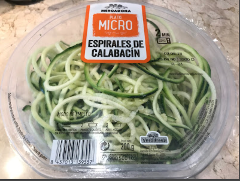 Espaguetis de calabacino con huevos plancha.